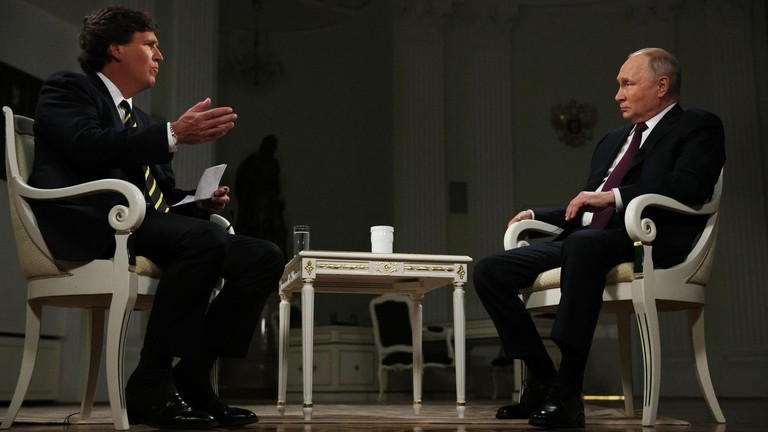 Tổng thống Nga Vladimir Putin lắng nghe câu hỏi trong cuộc phỏng vấn với nhà báo Mỹ Tucker Carlson tại Điện Kremlin ở Moscow, Nga, ngày 9/2/2024