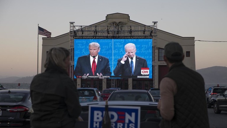 Người dân theo dõi cuộc tranh luận tổng thống Mỹ cuối cùng giữa ông Donald Trump và ông Joe Biden, ngày 22/10/2020.