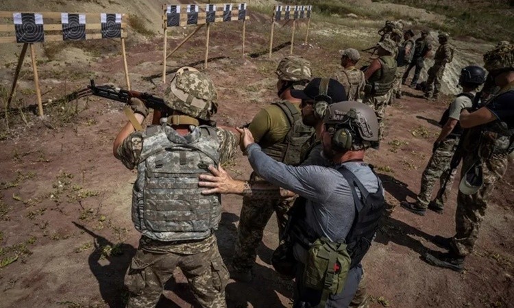 Một buổi tập bắn súng của các tân binh Ukraine
