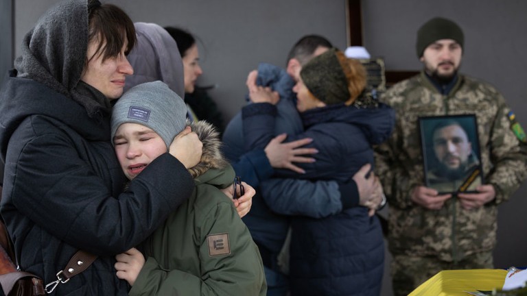 Các thành viên trong gia đình tham dự đám tang của một người lính Ukraine thiệt mạng gần Avdeevka hôm 22/2/2024