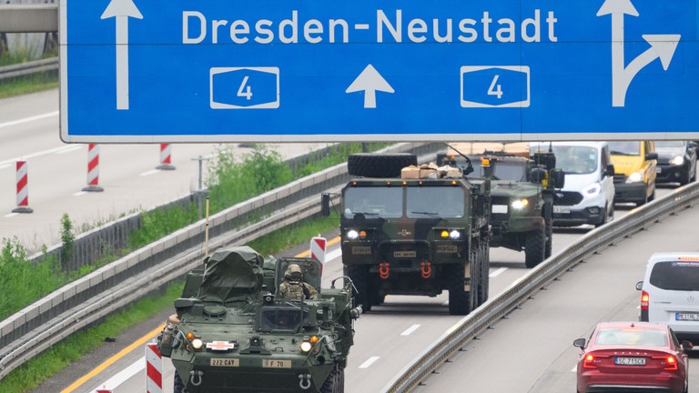 Quân đội Mỹ di chuyển dọc theo đường cao tốc ở Đức, ngày 24/5/2023