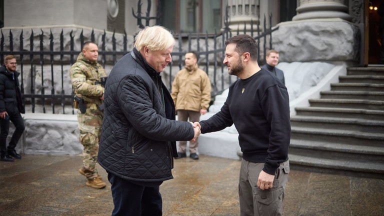 Cựu Thủ tướng Anh Boris Johnson gặp Tổng thống Ukraine Vladimir Zelensky tại thủ đô Kiev, ngày 22/1/2023.