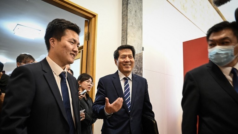 Đặc phái viên của Trung Quốc về các vấn đề Á-Âu Li Hui (giữa) 