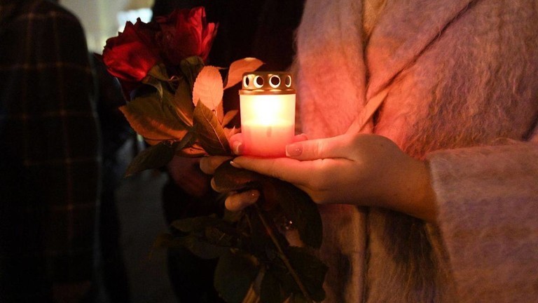 Buổi cầu nguyện ở Minsk, Belarus tưởng niệm những người thiệt mạng và bị thương trong vụ tấn công khủng bố Tòa thị chính Crocus ở Moscow, ngày 22/3/2024. 