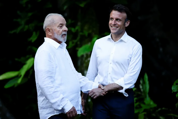 Tổng thống Pháp Emmanuel Macron (phải) và Tổng thống Brazil Luiz Inacio Lula da Silva