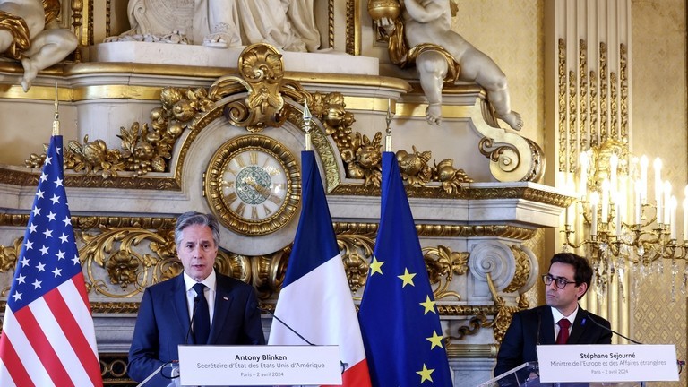 Ngoại trưởng Mỹ Antony Blinken (trái) và Ngoại trưởng Pháp Stephane Sejourne tổ chức cuộc họp báo chung tại Paris, Pháp, ngày 2/4/2024