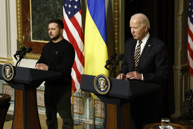 Tổng thống Mỹ Joe Biden (phải) và Tổng thống Ukraine Vladimir Zelensky
