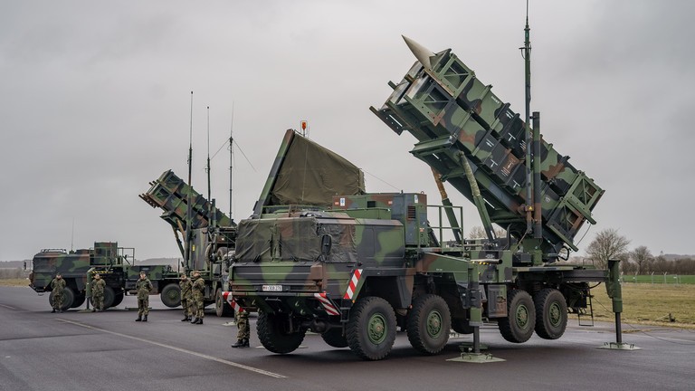 Hệ thống tên lửa phòng không Patriot của Bundeswehr tại sân bay quân sự Schwesing, Đức.