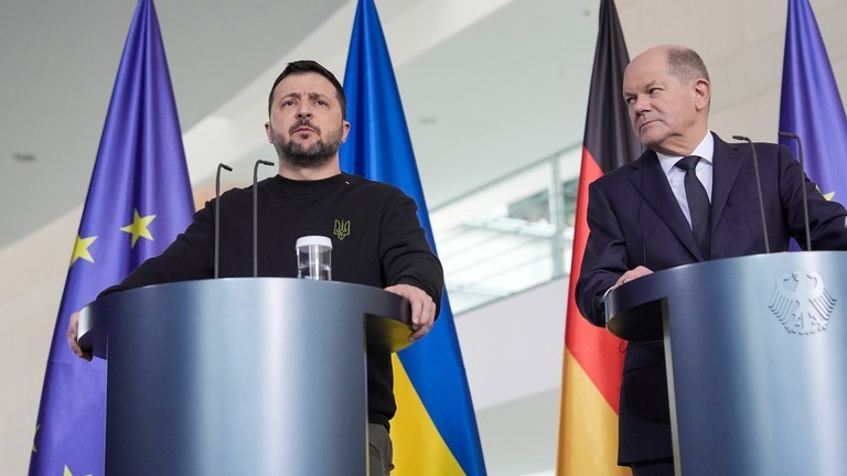 Tổng thống Ukraine Vladimir Zelensky (trái) và người đồng cấp Đức Olaf Scholz