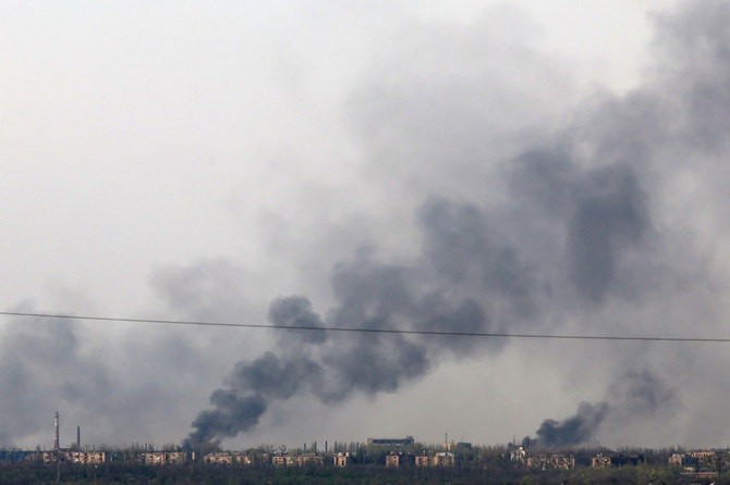 Khói bốc lên từ đám cháy sau khi Nga tấn công tên lửa gần thị trấn Chasiv Yar ở vùng Donetsk phía đông Ukraine vào ngày 11/4/2024.