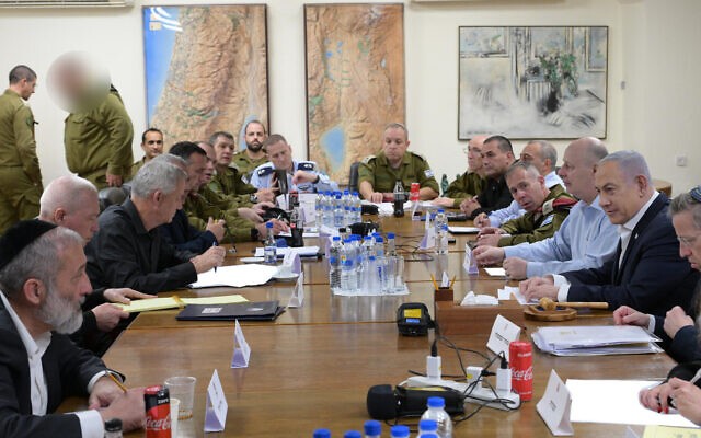 Nội các chiến tranh của Israel và các quan chức an ninh hàng đầu họp bàn tại Tel Aviv vào ngày 14/4, vài giờ sau cuộc tấn công bằng tên lửa và UAV của Iran vào Israel. 