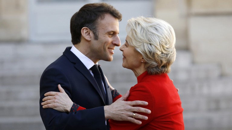 Tổng thống Pháp Emmanuel Macron (trái) và Chủ tịch EC Ursula von der Leyen
