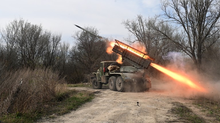Lực lượng pháo binh Nga bắn tên lửa đa năng BM-21 Grad về phía các vị trí của Ukraine.