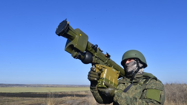 Một quân nhân Nga cầm hệ thống tên lửa đất đối không cầm tay Igla trước khi bắn về phía các vị trí của Ukraine