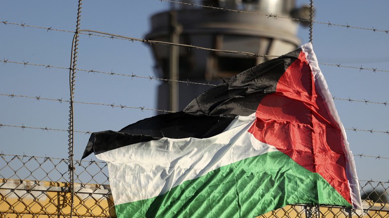 Lá cờ Palestine trên hàng rào nhà tù Ofer của Israel gần thành phố Ramallah ở Bờ Tây bị chiếm đóng