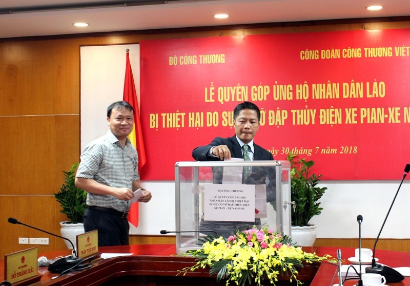 Bộ trưởng Bộ Công Thương Trần Tuấn Anh quyên góp ủng hộ nhân dân Lào bị thiệt hại do vỡ đập thủy điện