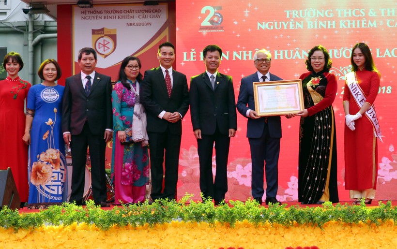 Bà Ngô Thị Thanh Hằng trao Huân chương Lao động hạng Nhì cho Trường Nguyễn Bỉnh Khiêm (Hà Nội)