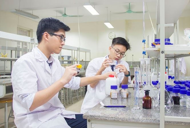 Lê Tuấn và Mạnh Tuấn Hưng nghiên cứu tại phòng thí nghiệm của Trường ĐH Hạ Long.