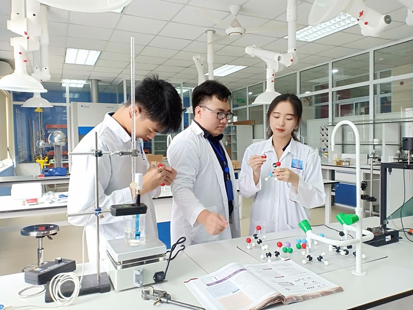 Thầy Trần Phương Duy (giữa) và HS trong giờ thực hành Hóa học. 