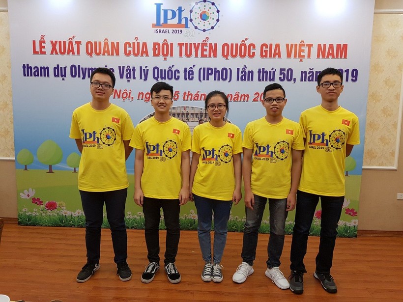 5 học sinh Việt Nam xuất sắc đoạt Huy chương Vàng và Huy chương Bạc tại Olympic Vật lí quốc tế 2019 tại Israel.