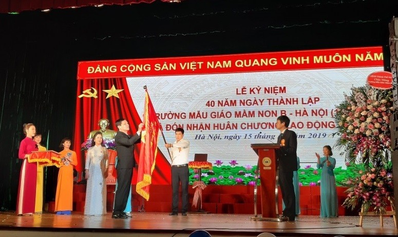 Trường Mẫu giáo Mầm non B Hà Nội đón nhận Huân chương Lao động hạng Nhì
