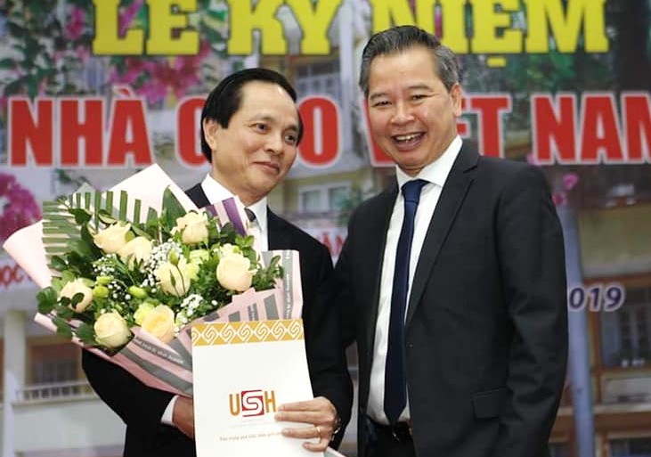 PGS.TS Nguyễn Quang Liệu (trái) nhận quyết định bổ nhiệm.
