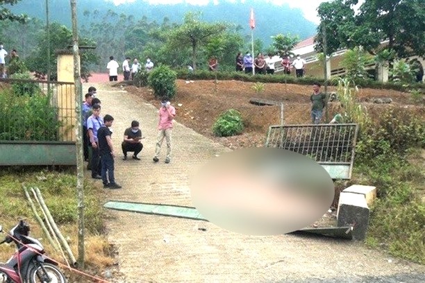 Nơi cánh cổng  trường đã cướp đi sinh mạng của 3 học trò nhỏ tuổi ở phân hiệu Bản Phung, Trường Tiểu học Khánh Yên Thượng (huyện Văn Bàn, tỉnh Lào Cai) ngày 7/9. Ảnh: Internet