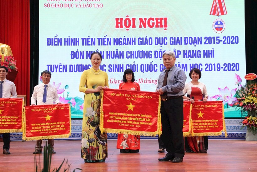 Đồng chí Từ Minh Hải - Phó Chủ tịch thường trực HĐND tỉnh Bắc Giang - tặng Cờ thi đua của Bộ GD&ĐT cho Phòng GD&ĐT huyện Việt Yên.