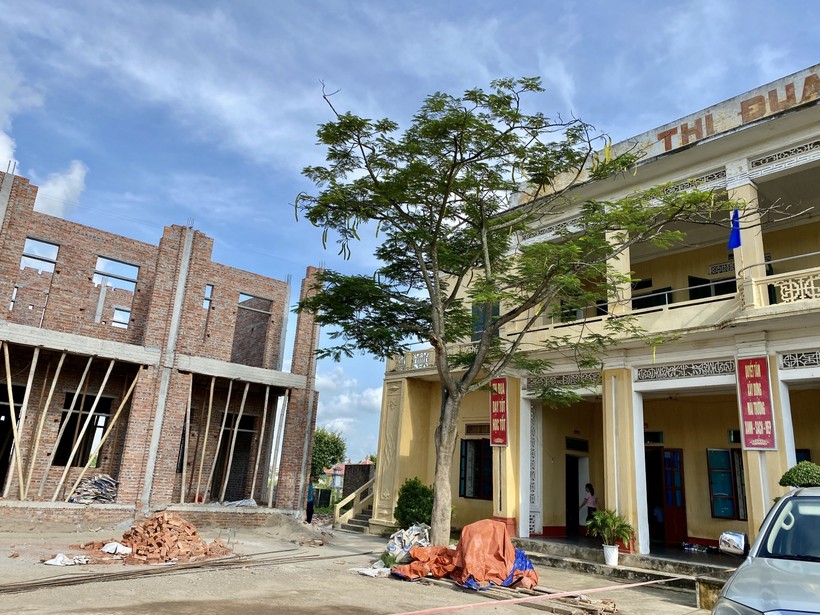 Công trình trường học được xây mới bên cạnh công trình cũ ở Trường THCS Thị trấn Nam Giang (huyện Nam Trực, tỉnh Nam Định). Ảnh: An Nhiên.