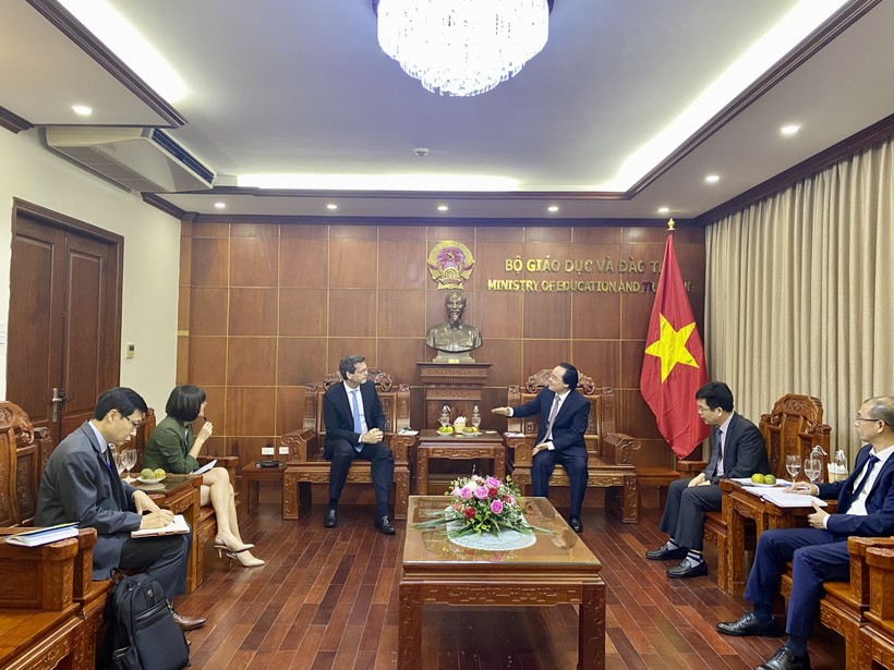 Bộ trưởng Bộ GD&ĐT tiếp Giám đốc Ngân hàng Phát triển châu Á tai Việt Nam. Ảnh An Nhiên
