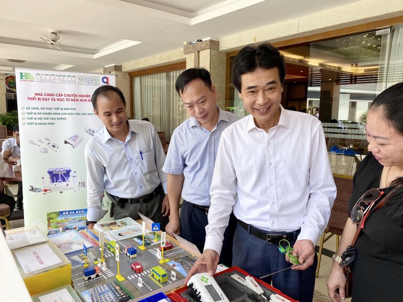Ông Phạm Hùng Anh - Cục trưởng. Cục CSVC, Bộ GD&ĐT (thứ 2 bên phải) trao đổi về thiết bị dạy học với nhà cung ứng. Ảnh: An Nhiên