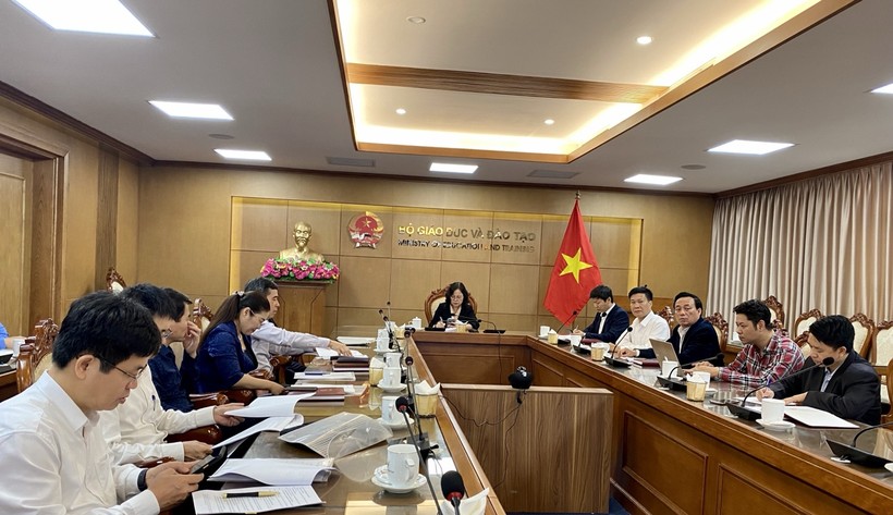 Cuộc họp trực tuyến tại đầu cầu Bộ GDĐT do Thứ trưởng Ngô Thị Minh chủ trì. Ảnh An Nhiên
