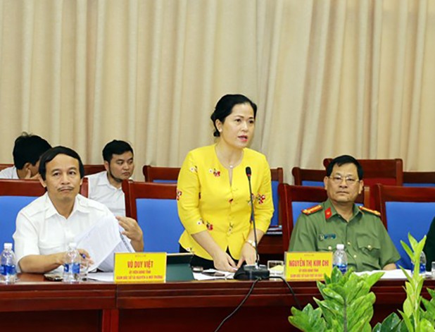 Giám đốc Sở GD&ĐT Nghệ An - Nguyễn Thị Kim Chi - báo cáo tại cuộc họp