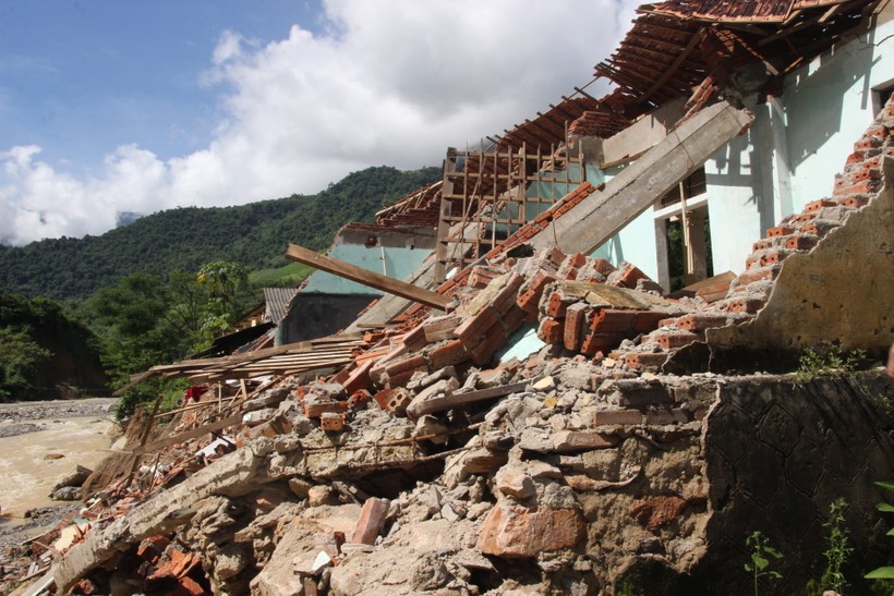 Văn phòng cùng nhà ở của giáo viên trường Tiểu học Mường Ải (huyện Kỳ Sơn, Nghệ An) chỉ còn là đống đổ nát.