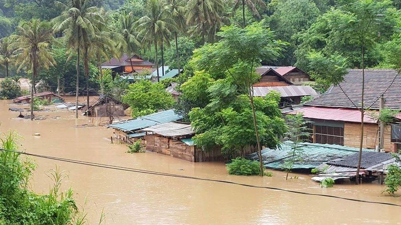 Nhiều bản làng bị ngập sâu, cô lập vì nước lũ