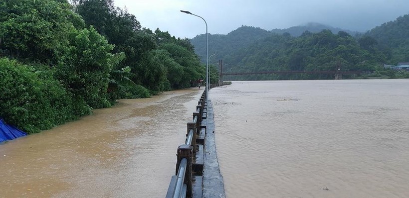 Đường Quốc lộ 7 qua huyện Tương Dương nước đã ngập ngang mực nước sông Lam