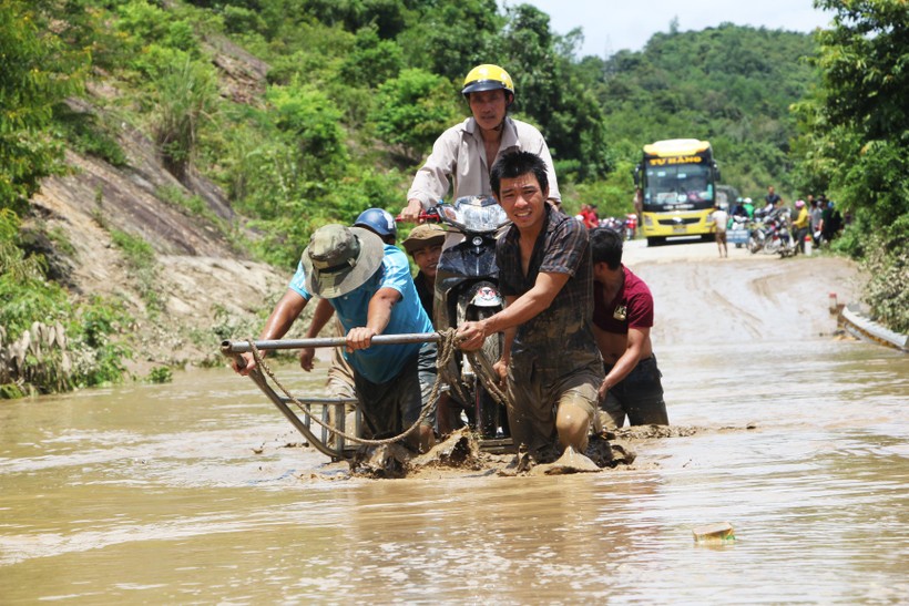 Thồ xe và người qua đoạn nước ngập sâu trên tuyến Quốc lộ 7 (Nghệ An)