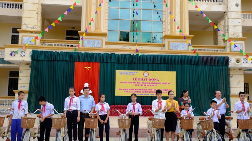Hội khuyến học tỉnh Nghệ An tặng 15 xe đạp cho học sinh TP Vinh
