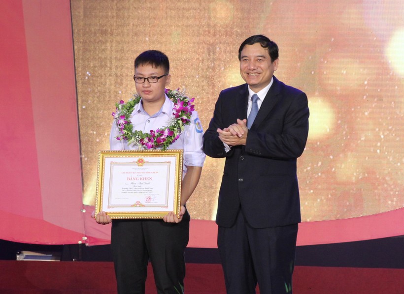 Bí thư tỉnh ủy Nghệ An - Nguyễn Đắc Vinh - trao bằng khen cho em Phan Nhật Duật đạt Huy chương Đồng Olympic Hóa học quốc tế 2018