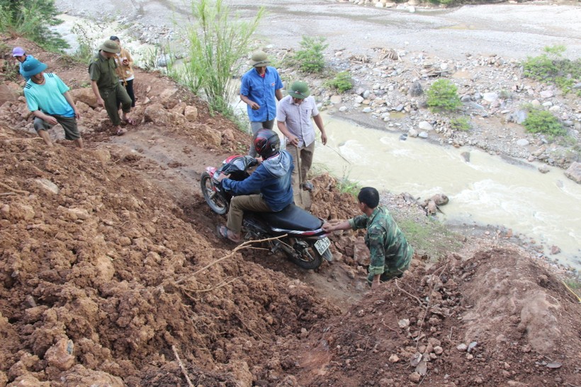 Nhiều nơi ở xã Mường Ải, huyện Kỳ Sơn, Nghệ An bị sạt lở nghiêm trọng do mưa lũ