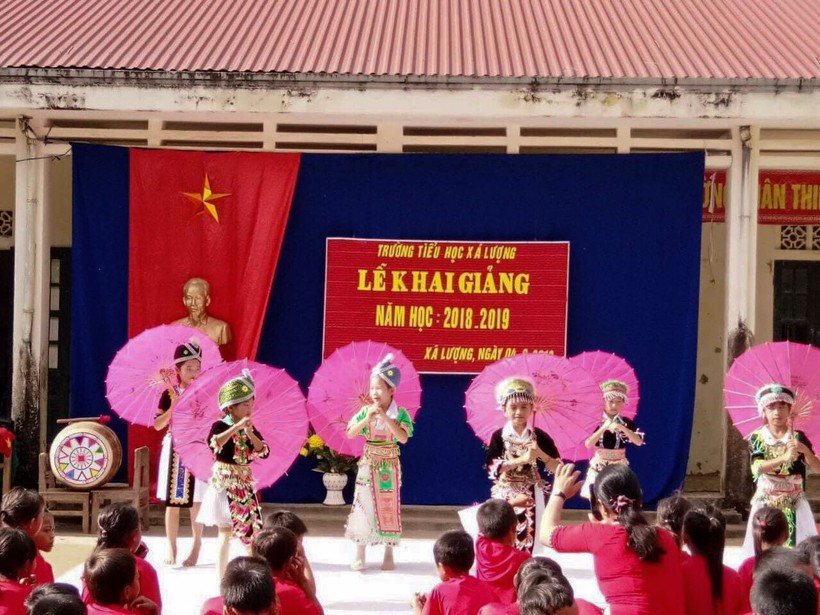 Học sinh điểm trường lẻ Tiểu học Xá Lượng (Tương Dương, Nghệ An) trong lễ khai giảng sớm năm học 2018 - 2019