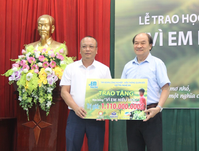Ông Nguyễn Tuấn Hùng - GĐ chi nhánh Viettel Nghệ An trao 1,11 tỷ học bổng "Vì em hiếu học" năm 2018 cho học sinh nghèo trên địa bàn