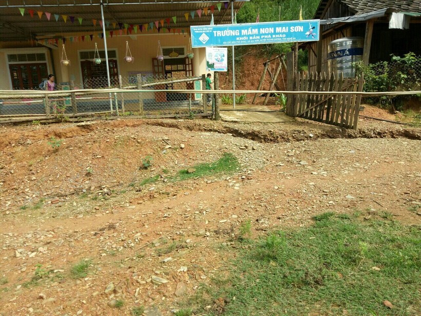 Vết nứt lớn trước điểm trường mầm non bản Phà Kháo, xã Mai Sơn