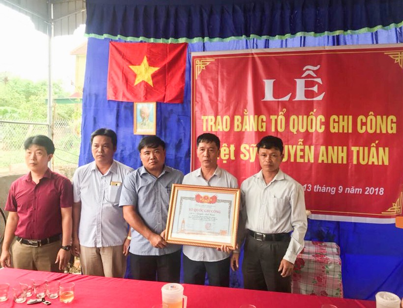 Người thân nhận bằng Tổ quốc ghi công của Thủ tướng Chính phủ trao cho liệt sỹ Nguyễn Anh Tuấn