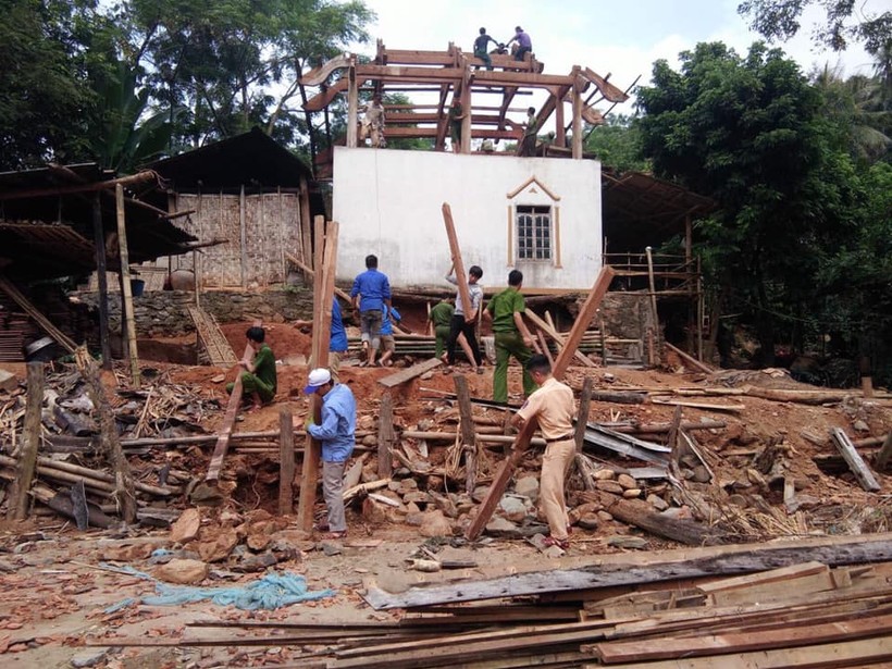 Công an, đoàn viên huyện Tương Dương, Nghệ An giúp tháo dỡ di dời nhà dân trong vùng nguy hiểm