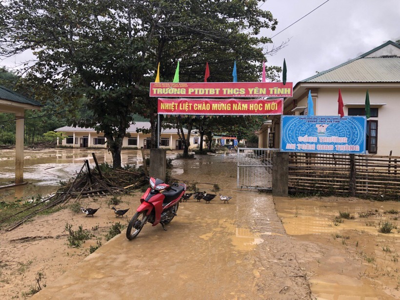 Trường PT DTBT THCS Yên Tĩnh ngập bùn đất sau khi bị lũ quét