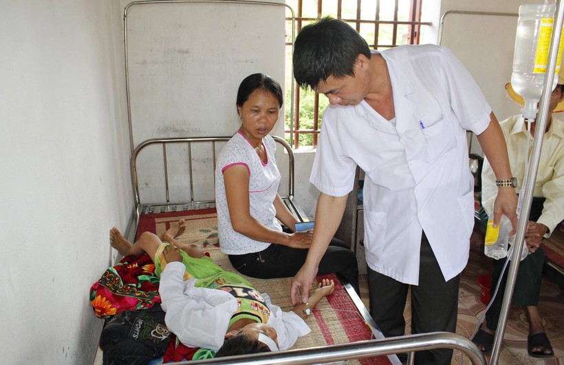 Bệnh nhân sốt xuất huyết đang được theo dõi, điều trị tại Trung tâm y tế huyện Diễn Châu, Nghệ An