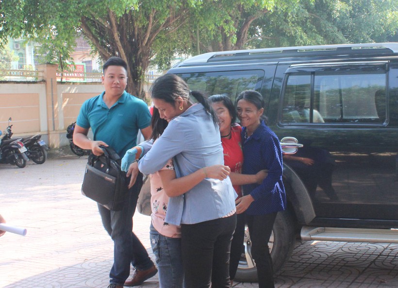 Hai em La Thị Nghiêm và Lê Thị Mai ôm chầm lấy mẹ sau khi được đưa từ Lâm Đồng trở về quê nhà (Ảnh: Tường Vi)