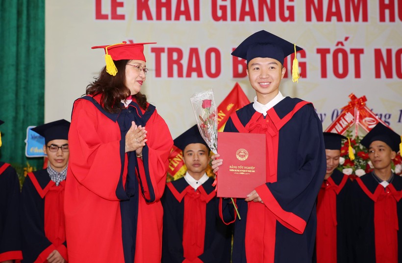 PGS.TS. Hoàng Thị Minh Phương - Hiệu trưởng Trường ĐH SPKT Vinh trao bằng tốt nghiệp cho các tân kỹ sư