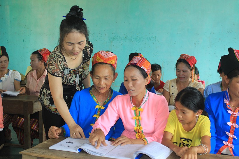 Dạy học xóa mù cho phụ nữ tại Anh Sơn, Nghệ An